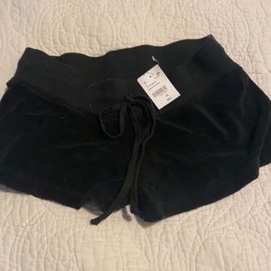 NWT - Black Hard Tail shorts. size junior Large.